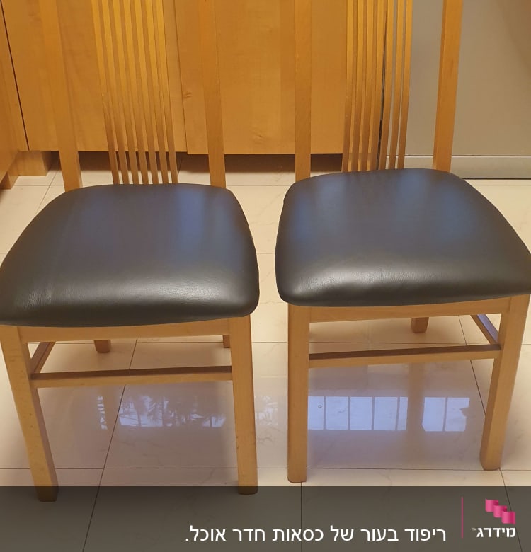שני כיסאות עץ עם ריפוד שחור במטבח